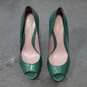 Green peep toe patent leather shoe